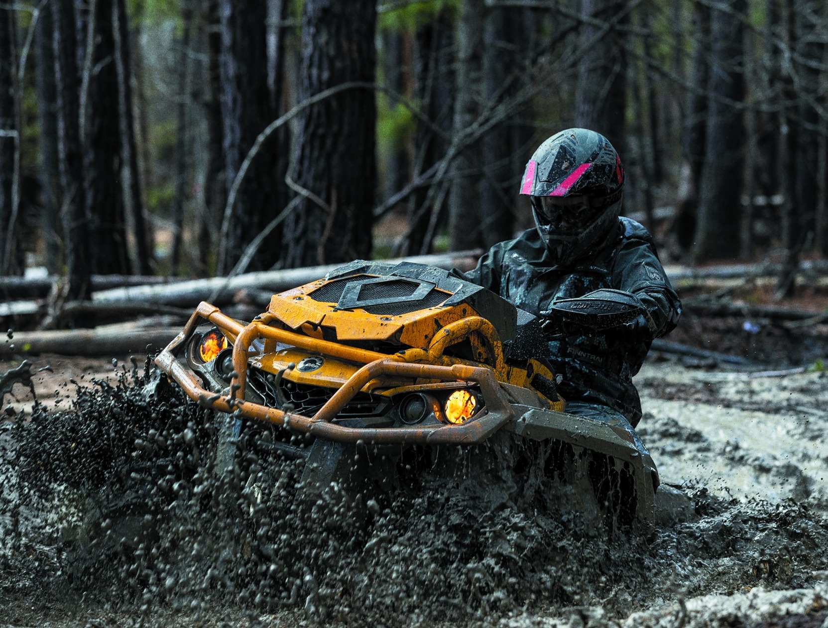 Квадроцикл Outlander Can-Am BRP в болоті