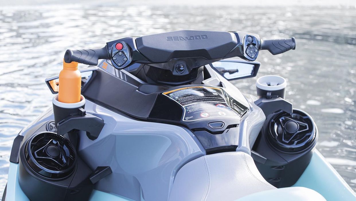 Sea-Doo Wake Pro 230. 1,5% від вартості кожної реалізованої одиниці техніки будуть перераховані на користь наших захисників в фонд «Повернись живим»!